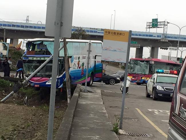 台中遊覽車.公車追撞 2車19人送醫 | 華視新聞