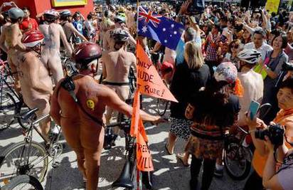 有亮點!澳洲裸騎超吸睛 竟然有人舉著“它” | 翻攝法新社