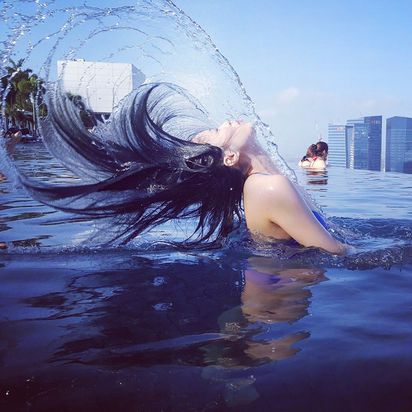 主播宋燕旻穿比基尼"避冬" 泳池性感甩髮 | 宋燕旻在水裡被拍下甩髮瞬間的照片（宋燕旻臉書）