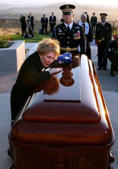 【華視起床號】美國前第一夫人南茜雷根辭世 享壽 94歲 | 2004年雷根逝世.南茜雷根撫棺送他最後一程.（圖片：路透）