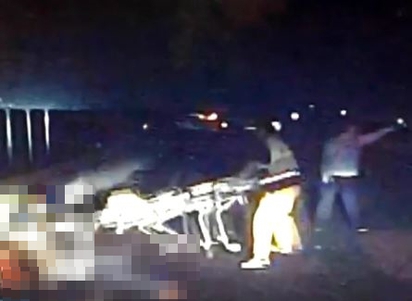 19歲兒開賓士載醉父 離奇撞護欄雙亡 | 消防隊員趕到搶救被甩車車外男子。翻攝畫面。
