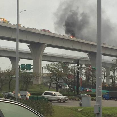 驚! 五楊高架火燒車 冒濃濃黑煙 | 遠處可以清楚的看到火燒車冒出的黑煙