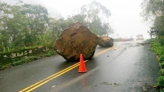 注意! 苗栗南庄道路持續坍方 多顆噸重落石砸落