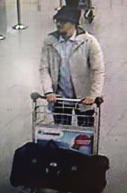 【華視最前線】比利時恐攻! 機場嫌犯照公開 比警通緝白衣男　 | 比利時警方公佈照片通緝在逃嫌犯.
