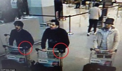 比利時恐攻通緝白衣男 調查證實已自爆身亡 | 伊伯拉罕（中）與拉克拉威伊先後在布魯塞爾機場內自爆。伊伯拉罕的弟弟卡利德（左）隨後在地鐵站自爆。　法新社