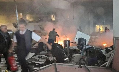 比利時恐攻通緝白衣男 調查證實已自爆身亡 | 布魯塞爾機場遭炸彈攻擊後著火。　翻攝英國《每日郵報》