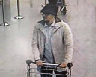比利時恐攻通緝白衣男 調查證實已自爆身亡