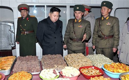 饑荒連禿鷹都知道! 遷徙飛越北韓絕不停留 | 金正恩視察北韓軍隊吃得很豐盛