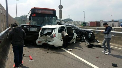 快訊!國道客運連撞4車 8人輕重傷送醫 | 自小客車被撞到變型。