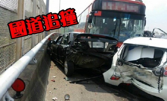 快訊!國道客運連撞4車 8人輕重傷送醫 | 華視新聞