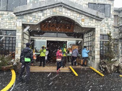 寒流發威! 太平山降三月雪 6年來首見 | 太平山上的遊客意外遇到降雪.都高興的不得了.