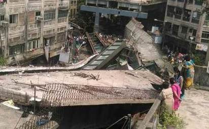 【影片】印度鬧區天橋坍塌 死亡人數增至22人恐持續攀升 | 