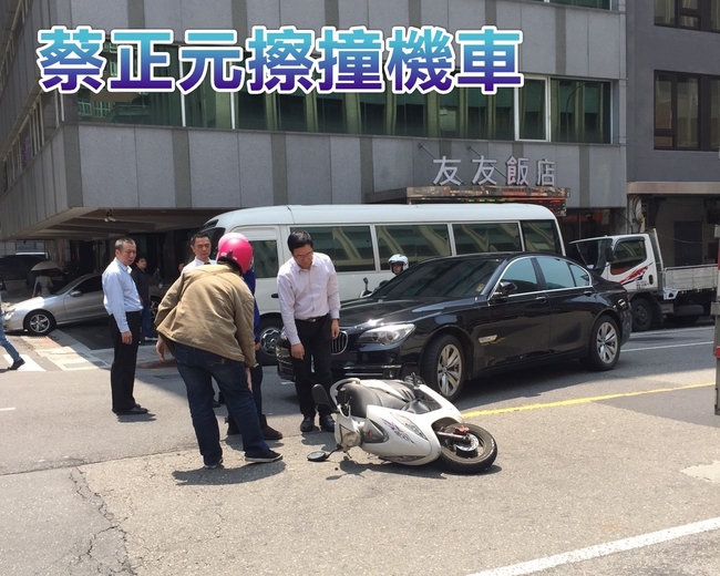 蔡正元開車擦撞機車 2騎士當場倒地 | 華視新聞