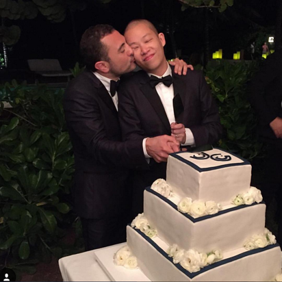 賀! 設計師吳季剛結婚 與男友墨西哥辦婚宴 | 吳季剛與男友切蛋糕。
