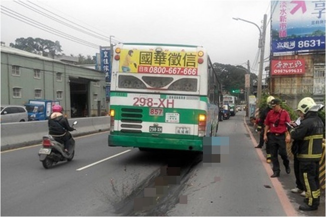 【午間搶先報】公車擦撞機車 騎士遭當場輾斃 | 華視新聞