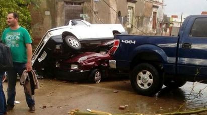 烏拉圭遭強烈龍捲風襲擊 4死12失蹤2百人傷 | 街上四處可見被吹起掉落的汽車.（圖片翻自LA NACION）
