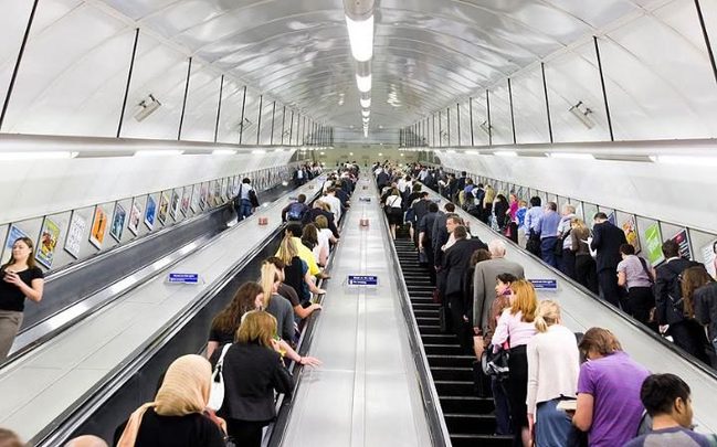取消電扶梯靠右站! 英地鐵通行率大增 | 華視新聞