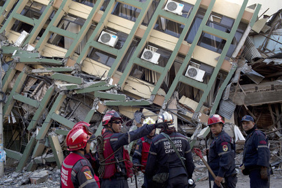 喝尿苦撐36小時!  強震生還者第一時間"退棺材" | 厄瓜多遭遇7.8強震，當地不少建築被震垮(翻攝每日郵報)