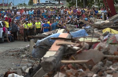 喝尿苦撐36小時!  強震生還者第一時間"退棺材" | 厄瓜多強震，造成超過400人死亡、2千多人受傷；更有1700人失蹤(翻攝每日郵報)