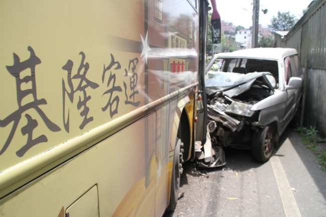 休旅車逆向撞客運 駕駛當場被夾死 | 華視新聞
