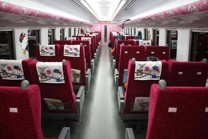 日本工地"丘卡哇伊"! 網友:在台灣就GG惹 | 上月台鐵太魯閣號Hello Kitty彩繪列車首航，車上印有Kitty圖案的座位頭墊巾幾乎被偷光