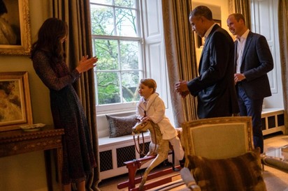超萌! 歐巴馬夫婦訪英 喬治小王子穿睡衣見客 | 喬治小王子玩著小木馬