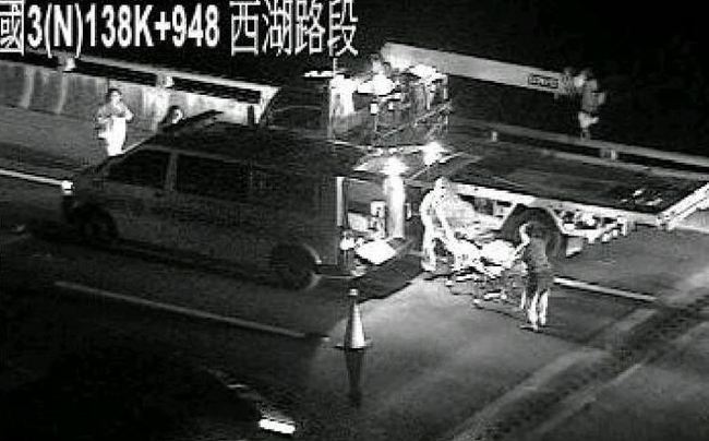 【華視最前線】國道深夜兩車禍 釀17人輕重傷 | 華視新聞