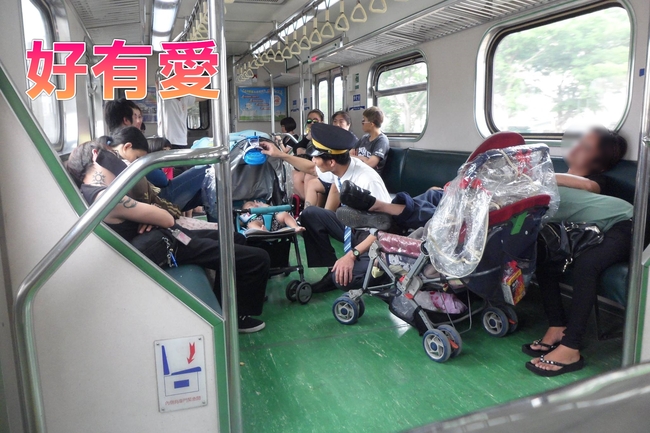 暖心列車長! 父母推嬰兒車熟睡 列車長這樣做... | 華視新聞