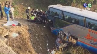 【影片】明台高中校車翻落 至少29人輕重傷