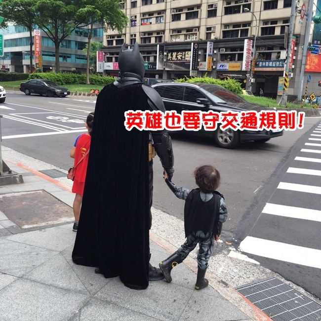 蝙蝠俠牽孩子過馬路 網友:人生勝利組! | 華視新聞