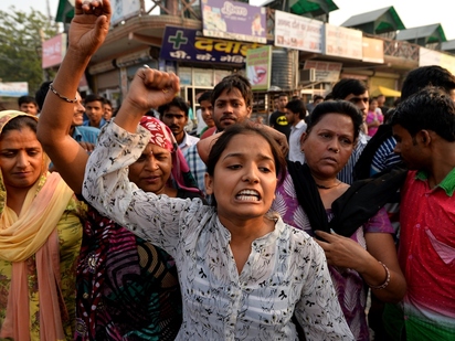 杜絕性侵! 印度政府要求手機加裝緊急按鈕 | 印度性侵案頻傳，當地婦女示威，要求政府提供一個可以保障婦女安全的方法(翻攝網路)