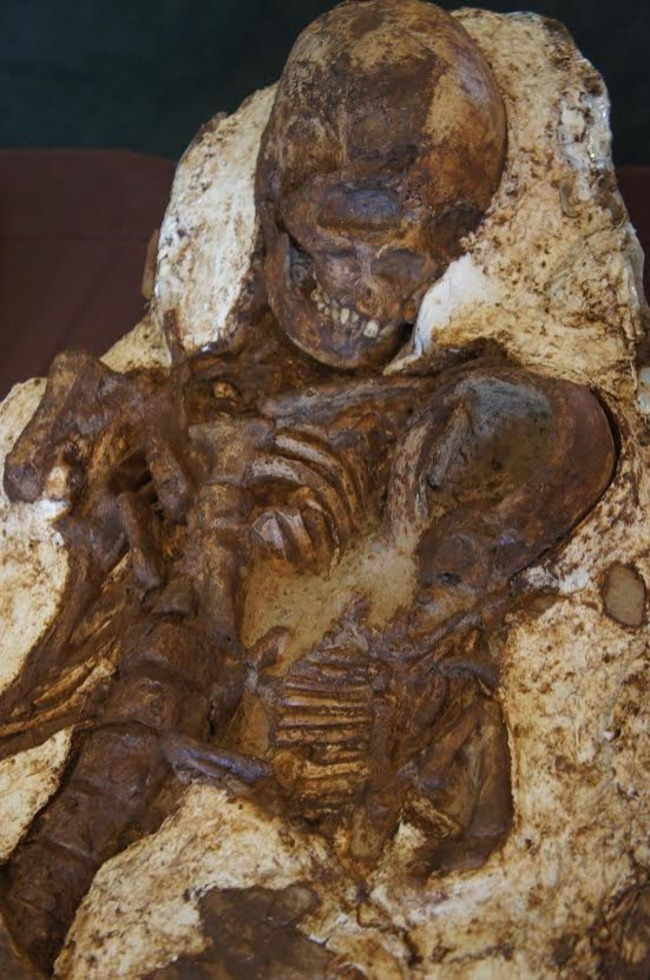 台中最早的媽媽 母抱子人骨凝視近5千年 | 華視新聞