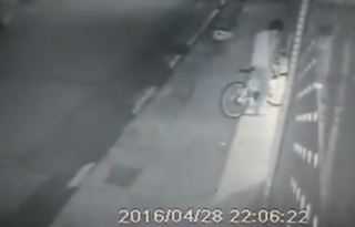 【影片】屁孩騎腳踏車撞停車場 全棟住戶車子全動不了