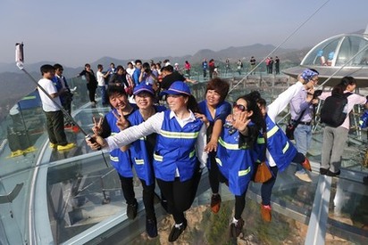 就像懸空一般! 強國玻璃觀景台"飛碟"啟用 | 不少遊客開心拿起自拍器拍照