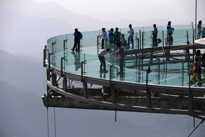 就像懸空一般! 強國玻璃觀景台"飛碟"啟用 | 近百名旅客免費遊覽，成為首批體驗的遊客