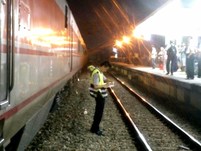台南行人闖平交道遭撞死 台鐵多列車延誤 | 華視新聞