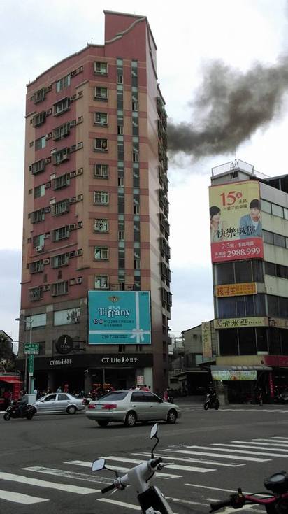 【影片】台南海安路大樓火警 1對母女輕微嗆傷 | 濃煙竄出。