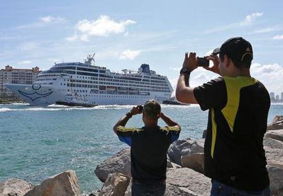 相隔半世紀! 美國"美麗號"首航抵古巴 | 岸邊民眾拍下歷史性一刻（圖片美聯社）