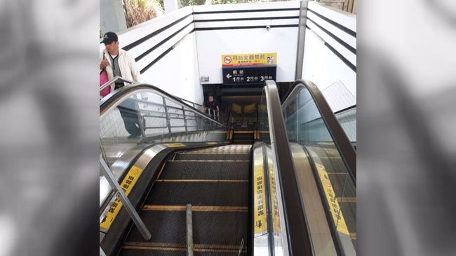 【午間搶先報】台鐵手扶梯又”倒退嚕” 8人受傷 | 華視新聞