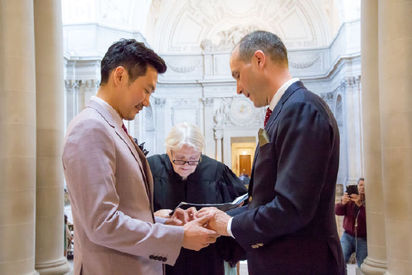 美國駐滬總領事舊金山結婚 新郎是同性台灣人 | 兩人交換婚戒。
