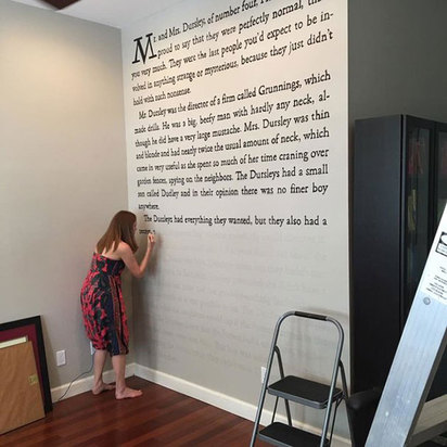 好愛"哈利波特" 鐵粉直接把書寫在牆上! | 麥樂迪斯花了60小時，將《哈利波特》第一頁內容寫在牆上(翻攝網路)