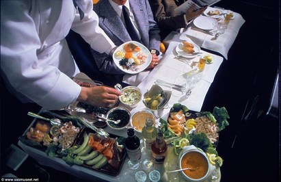 50年前的飛機餐曝光! 豪華宛如五星級飯店 | (翻攝每日郵報)