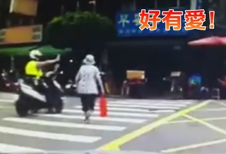 【影片】阿嬤過馬路 暖男員警貼心護送