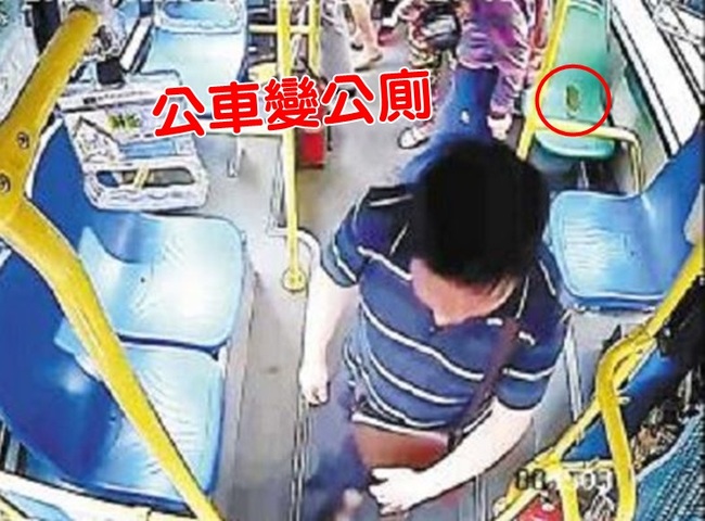 真缺德! 把公車當公廁 少年當場"大"解放 | 華視新聞