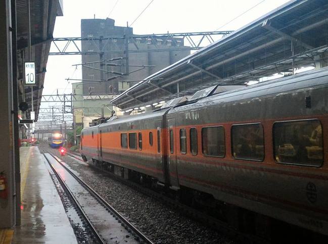 豪雨淹鐵軌害交通大亂 台鐵:未乘期間車票可退全額 | 華視新聞