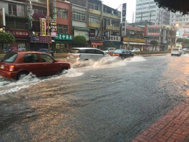 北台灣下豪雨! 中壢淹水民眾驚:街道變成河 | 華視新聞