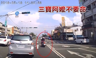 【影片】三寶嬤自殺式左轉 後方駕駛神反應閃過