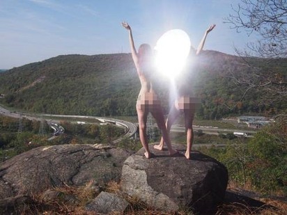 百裸女拿圓鏡反射陽光 盼"淨化"川普仇女 | 裸體藝術家打算找來百名女性。