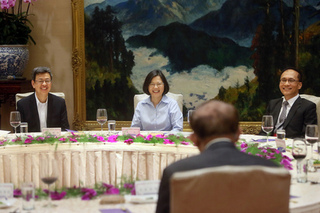 蔡英文總統宴請五院院長 林全嫩妻成「嬌點」