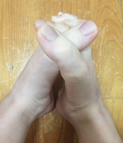 真的不是手! 女大生腳趾長到能緊扣"拜年" | 腳趾長到能十指緊扣